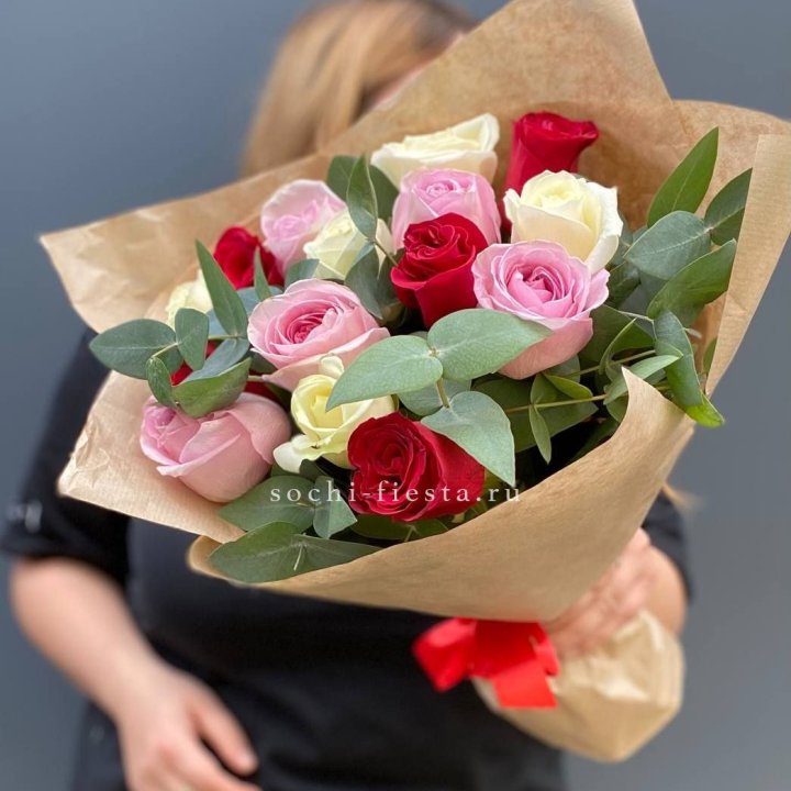 Букет из 15 роз с эвкалиптом в Владикавказе