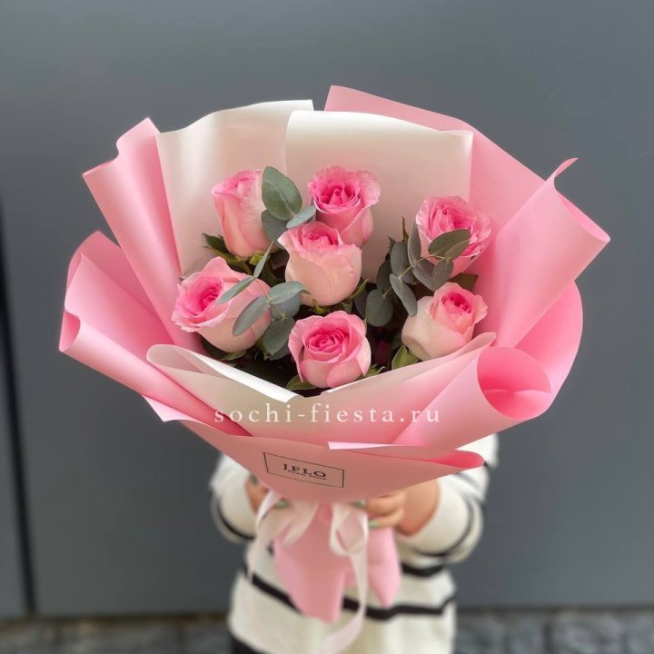 7 роз с эвкалиптом в Владикавказе