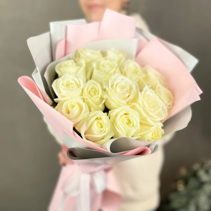 15 белых роз пудра в Владикавказе