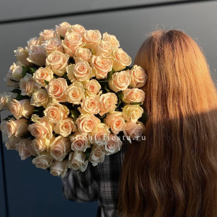 Охапка кремовых роз в Владикавказе