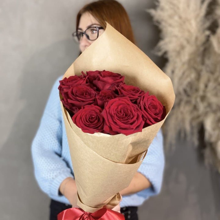 9 красных роз в крафте в Владикавказе