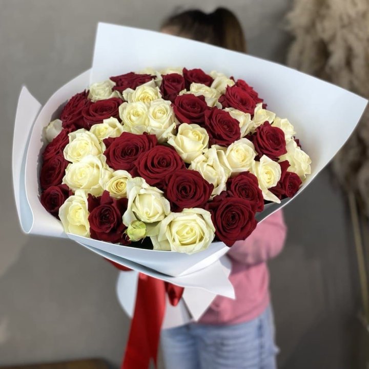 51 красная и белая роза в Владикавказе