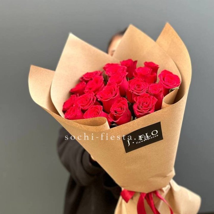 19 красных роз в крафте в Владикавказе