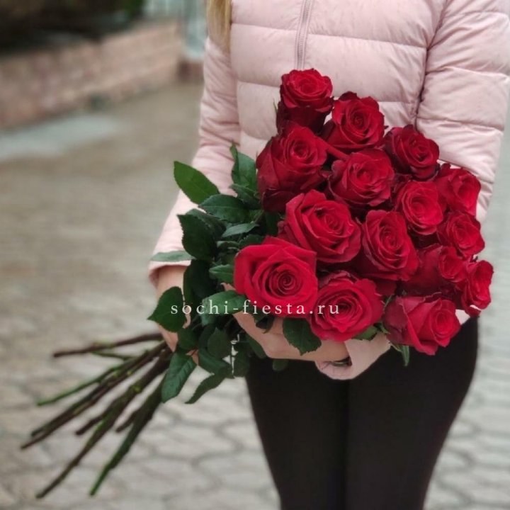 15 высоких красных роз в Владикавказе