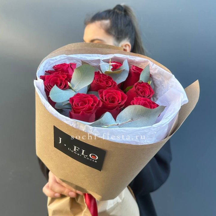 9 роз с эвкалиптом в Владикавказе
