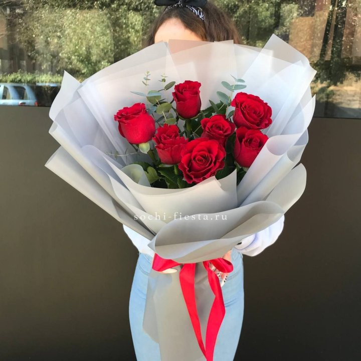 7 красных роз с эвкалиптом  в Владикавказе