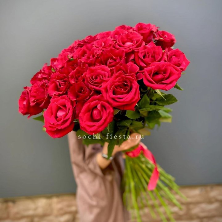51 высокая красная роза в Владикавказе