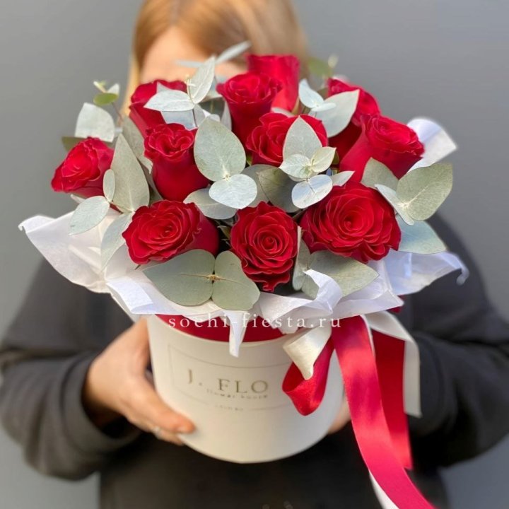 11 роз в шляпной коробке в Владикавказе