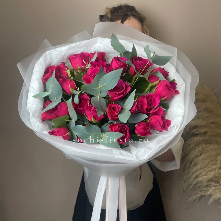 25 малиновых роз с эвкалиптом в Владикавказе