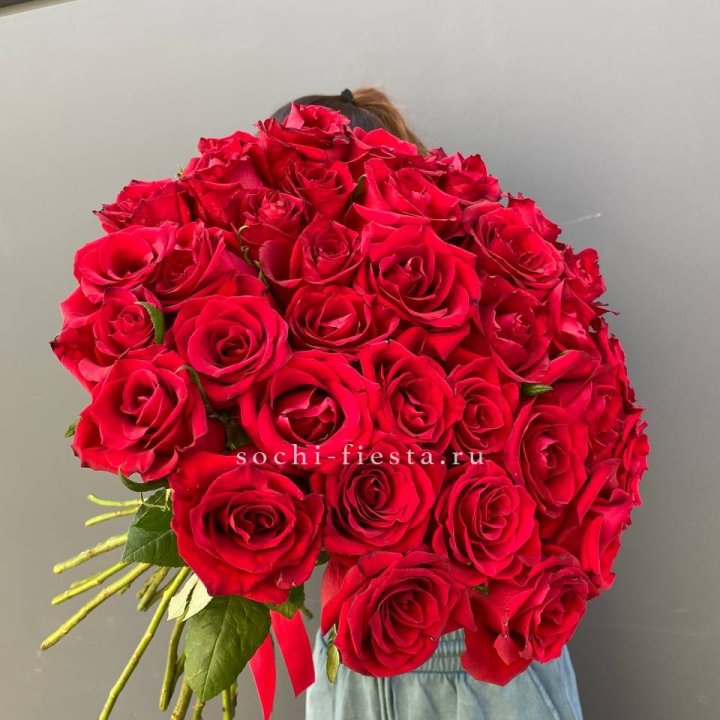 35 красных роз под ленту в Владикавказе