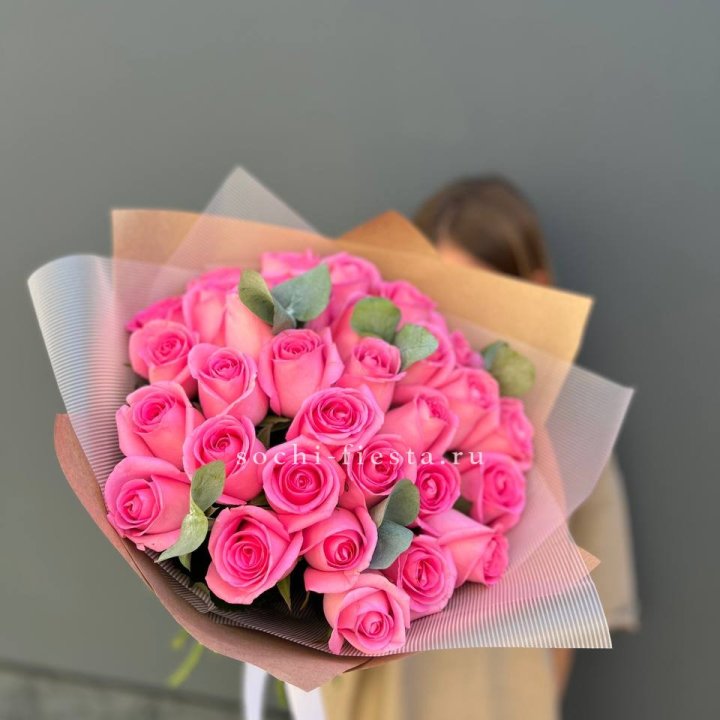 31 розовая роза с эвкалиптом в Владикавказе