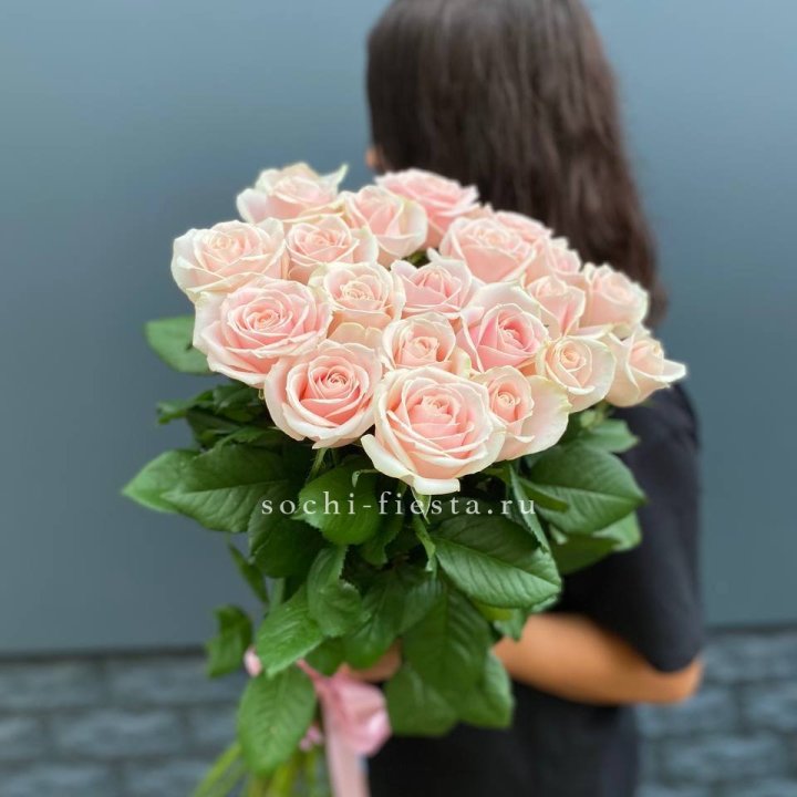 Высокие розовые розы в Владикавказе