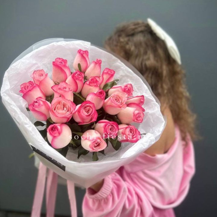21 розовые розы Венди  в оформлении в Владикавказе