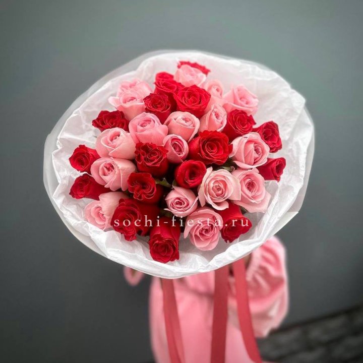Букет красных и розовых 35 роз в Владикавказе