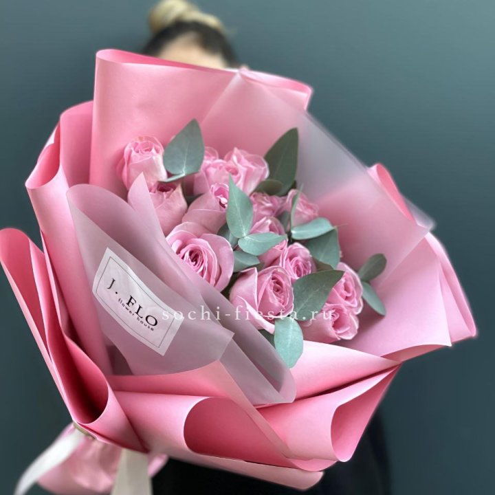 15 Розовых роз с эвкалиптом в Владикавказе