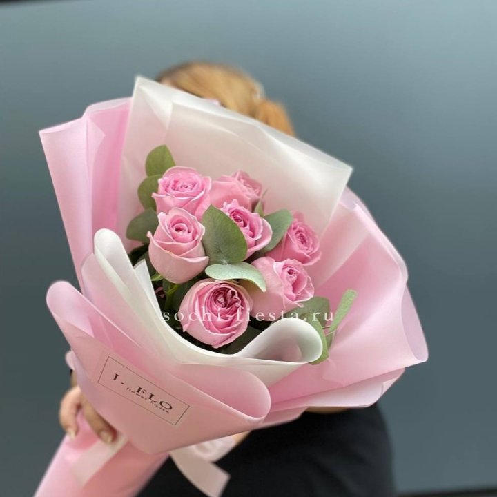 7 розовых роз с эвкалиптом в Владикавказе