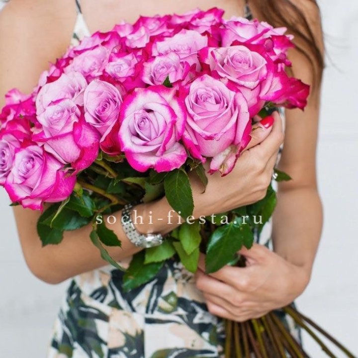 Букет высоких роз Ди перпел в Владикавказе