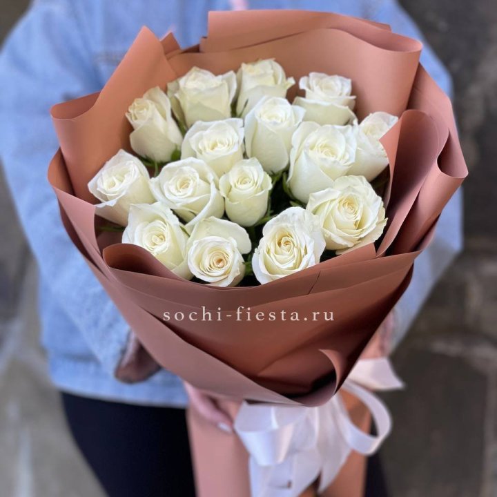 15 белых роз сиена в Владикавказе
