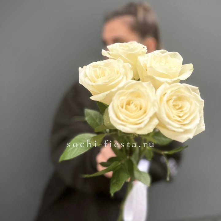 Букет 5 белых роз  в Владикавказе