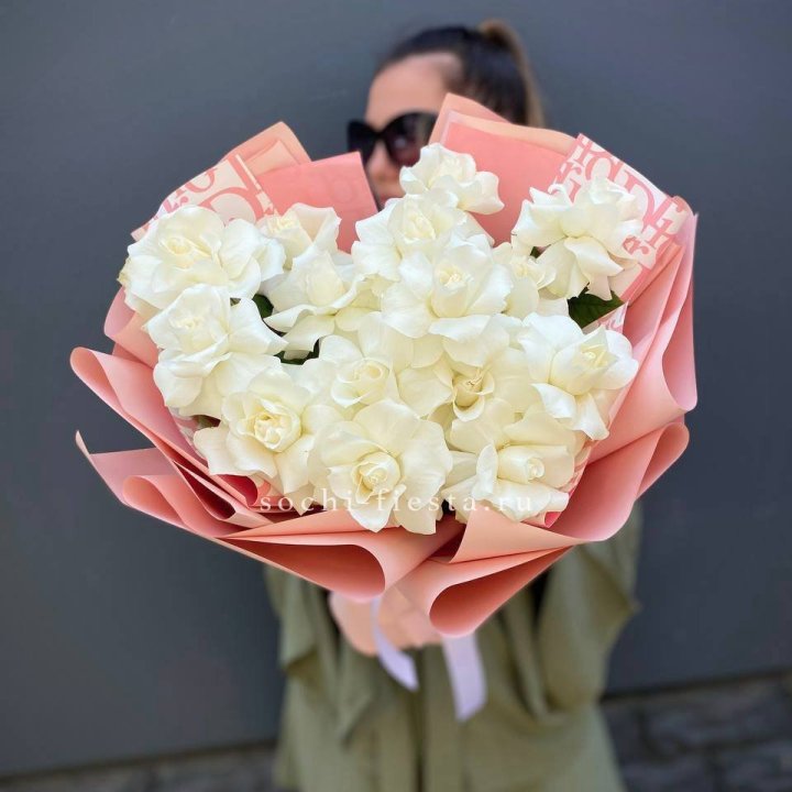 Белые розы "Аморе" в Владикавказе