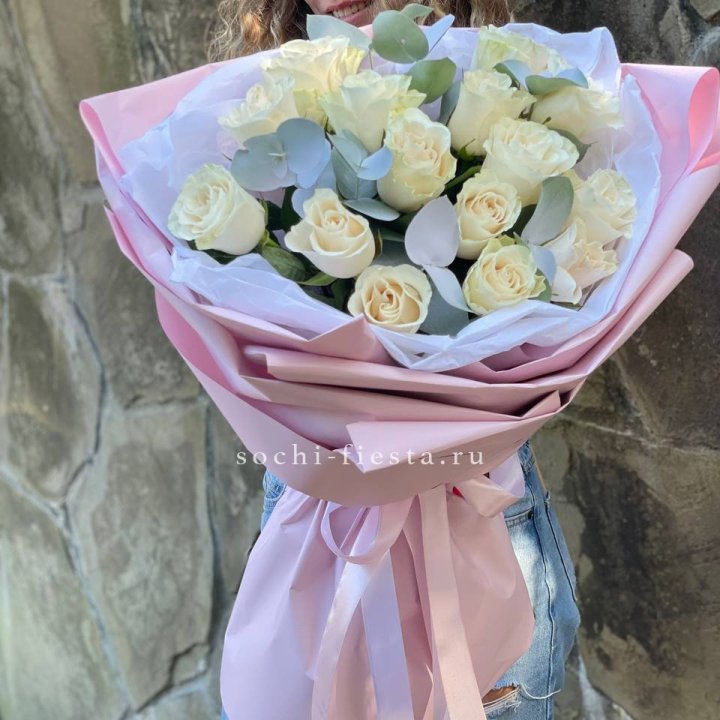 Белые розы в авторском оформлении в Владикавказе