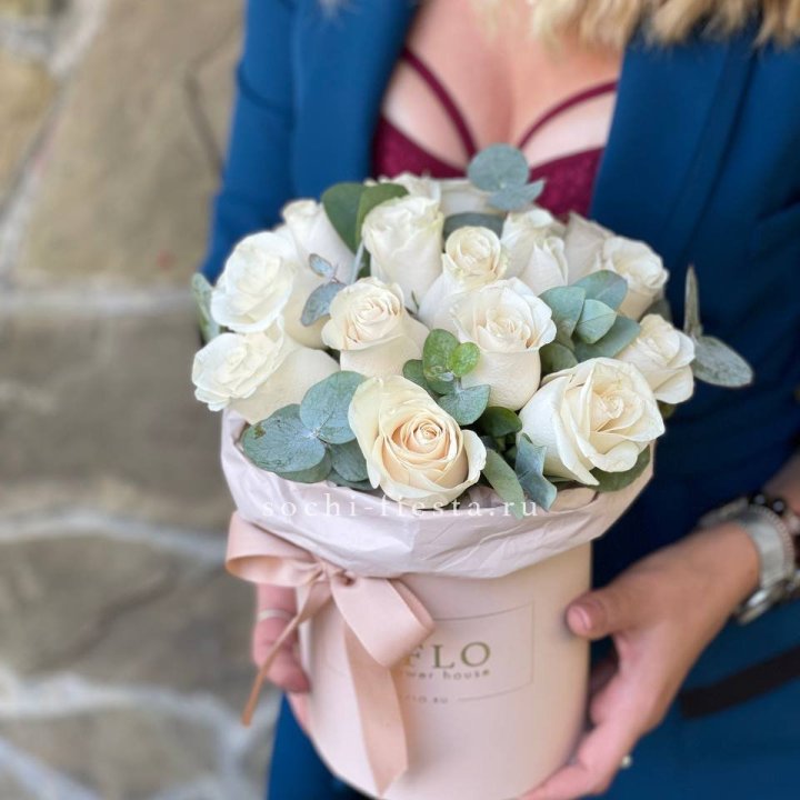 Цилиндр из белых роз в Владикавказе