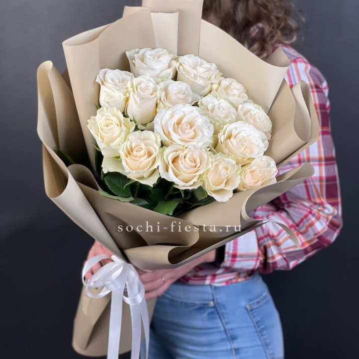 15 белых роз кофе в Владикавказе