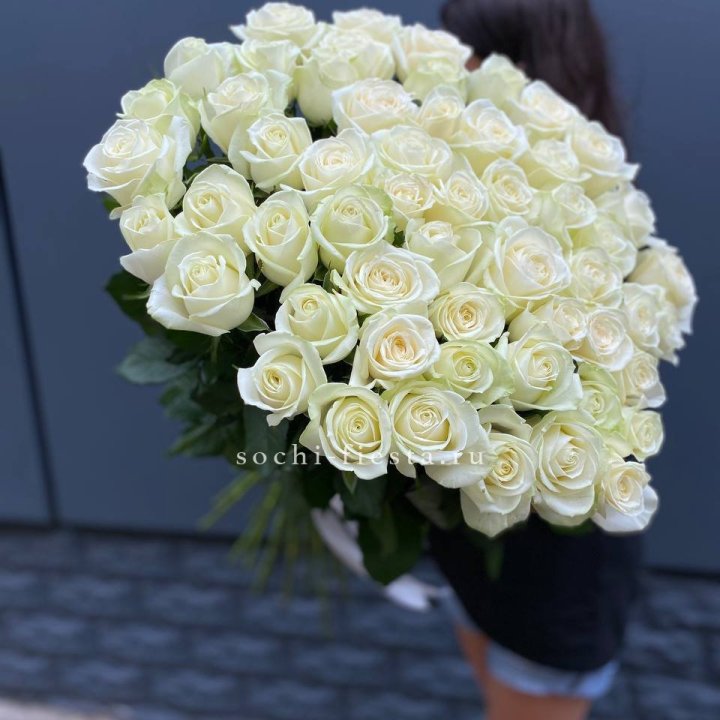 51 белоснежная высокая роза в Владикавказе