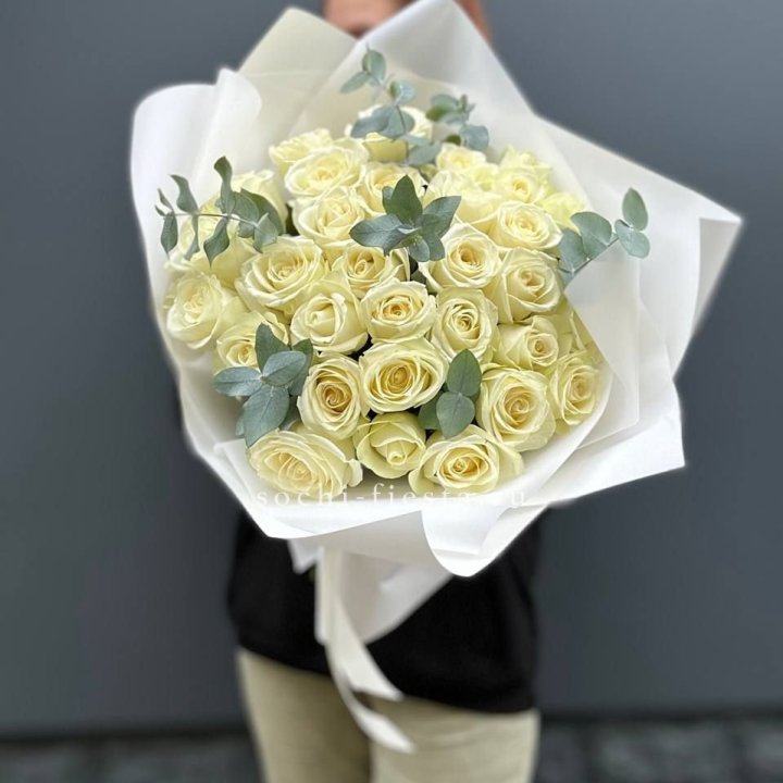 31 белая роза с эвкалиптом в Владикавказе