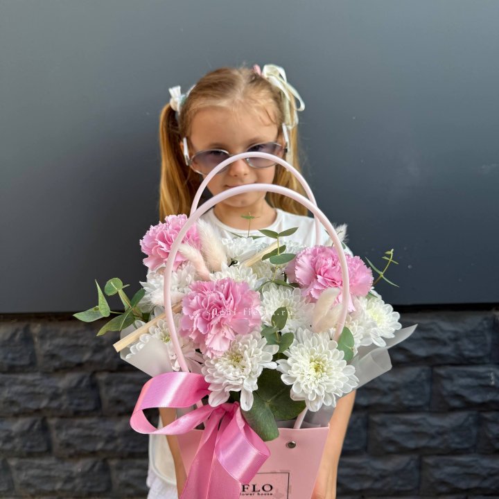 Сумочка из стойких хризантем и диантуса в Владикавказе