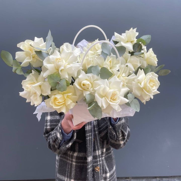 15 белых роз в сумочке в Владикавказе