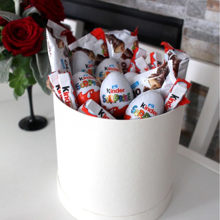 Коробка с киндерами  в Владикавказе