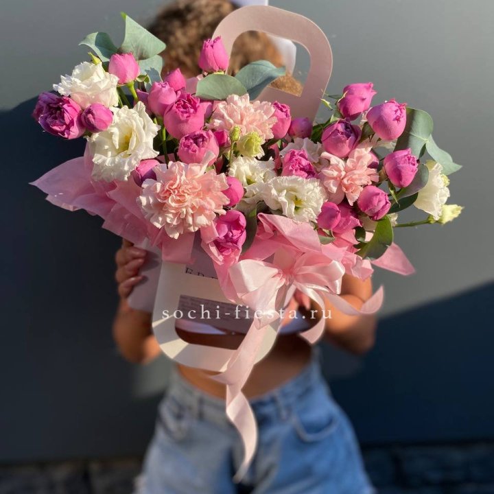 Сумочка с кустовой розой и диантусами в Владикавказе